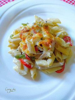 Una foto de Mini penne en salsa bechamel con salteado de tiras de pechuga
