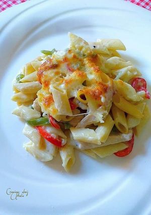 Una foto de Mini penne en salsa bechamel con salteado de tiras de pechuga