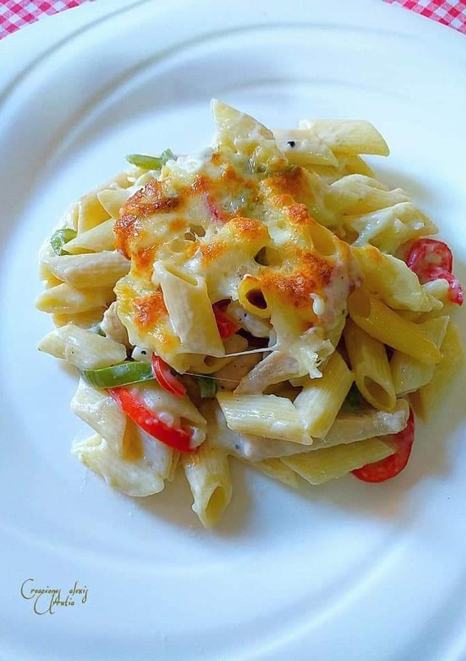 Una foto de Mini penne en salsa bechamel con salteado de tiras de pechuga