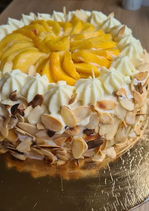 Une photo de Gâteau à la pêche et à la crème pâtissière