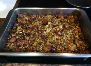 Foto principal de Col fermentada con butifarra y chorizo al horno