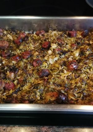 Una foto de Col fermentada con butifarra y chorizo al horno