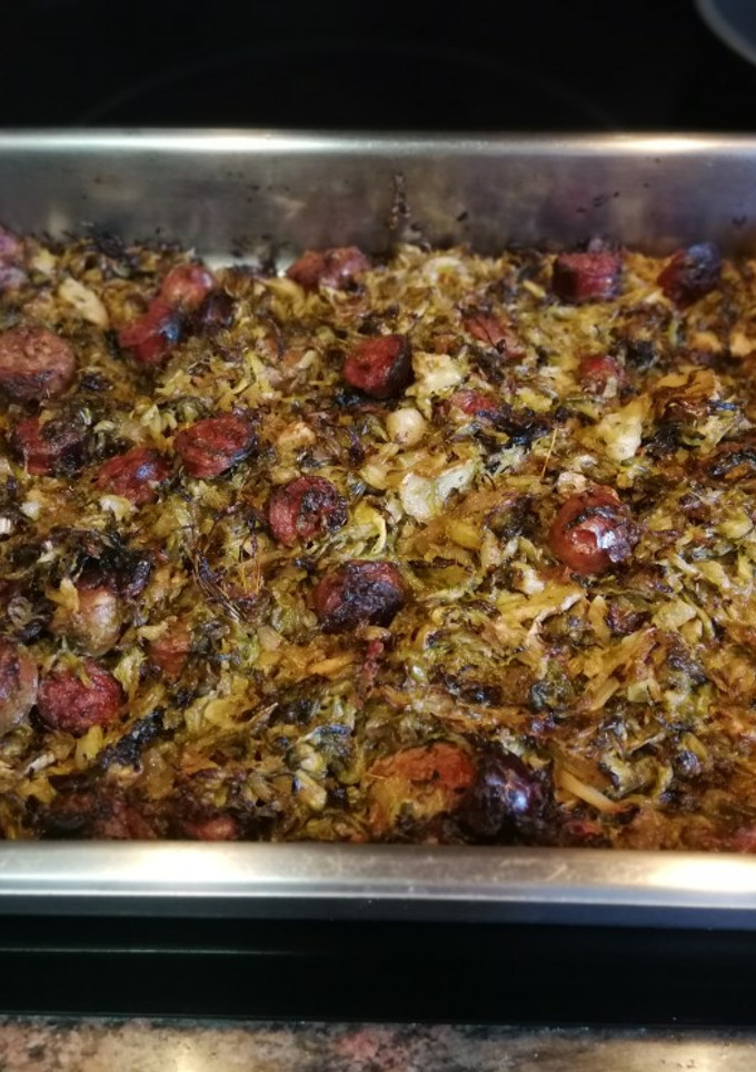 Una foto de Col fermentada con butifarra y chorizo al horno
