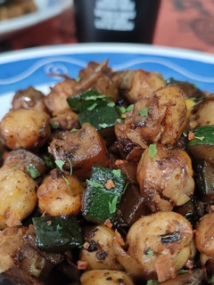 Una foto de Salteado de Garbanzos, Calabacín y Puerros a la Mantequilla de Ajo Negro