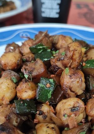 Foto principal de Salteado de Garbanzos, Calabacín y Puerros a la Mantequilla de Ajo Negro