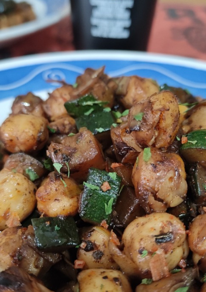 Una foto de Salteado de Garbanzos, Calabacín y Puerros a la Mantequilla de Ajo Negro