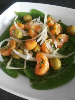 Una foto de Ensalada de tirabeques y mandarina