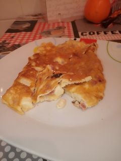 Una foto de Tortilla liada de taquitos de jamón y quesitos