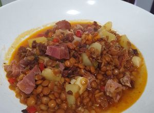 Una foto de Lentejas con compango asturiano
