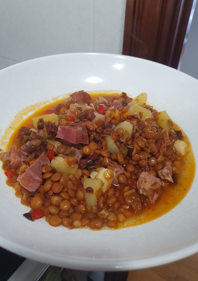 Una foto de Lentejas con compango asturiano