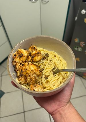 A picture of Lemon Garlic Prawn Linguine.