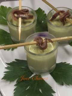 Una foto de Chupito de crema guisantes con anchoa