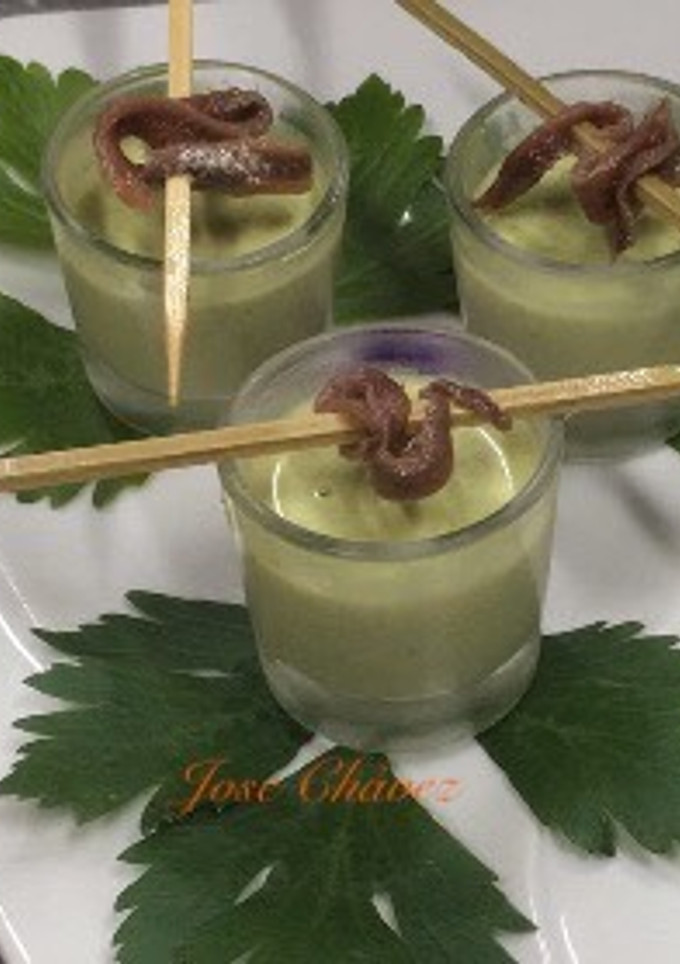 Una foto de Chupito de crema guisantes con anchoa