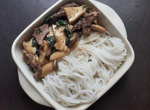 Hình của món Tim lợn xào nấm đùi gà, lá lốt.