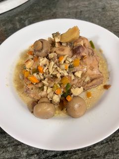 Una foto de Pollo con champiñones y castañas de agua