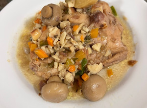 Una foto de Pollo con champiñones y castañas de agua