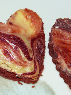 Una foto de Brownie red velvet con Cheesecake
