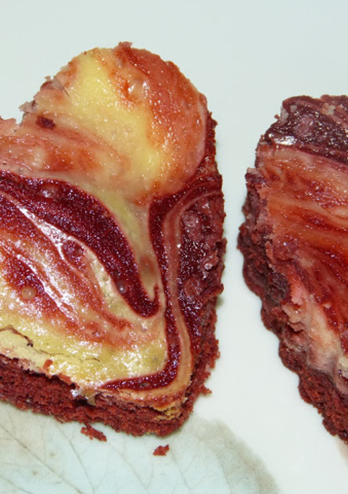 Una foto de Brownie red velvet con Cheesecake