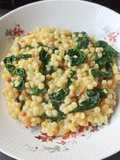 Risotto de fregula à la tomme de rhuys et pousses d'épinards