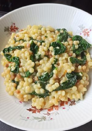 Une photo de Risotto de fregula à la tomme de rhuys et pousses d'épinards