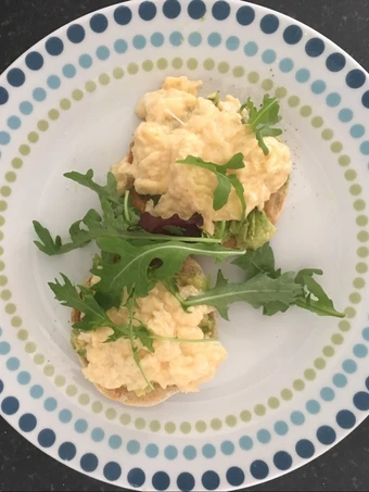 Easy Way Prepare Scrambled egg and avocado on English muffin the So Delicious Can spoil the tongue