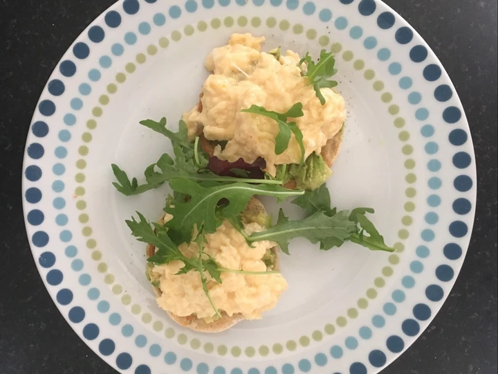 Easy Way Prepare Scrambled egg and avocado on English muffin the So Delicious Can spoil the tongue