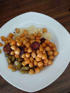 Una foto de Couscous con garbanzos, verduras y chorizo