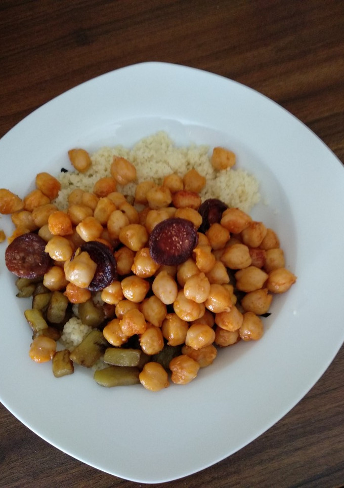 Una foto de Couscous con garbanzos, verduras y chorizo