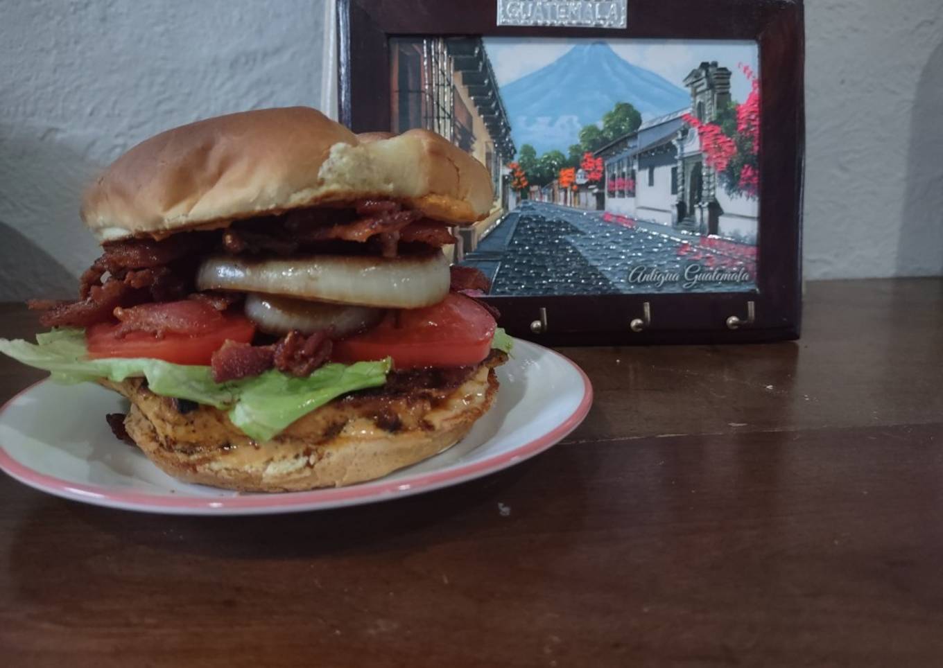 Hamburguesa de pechuga de pollo a la plancha con tocino