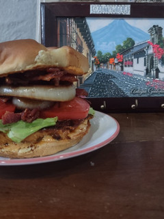 Una foto de Hamburguesa de pechuga de pollo a la plancha con tocino