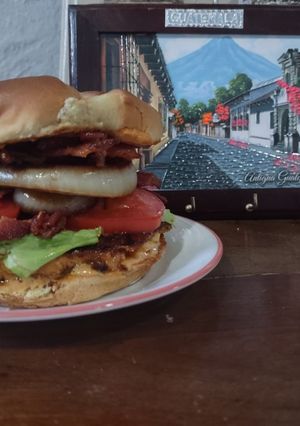 Una foto de Hamburguesa de pechuga de pollo a la plancha con tocino