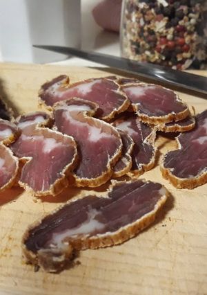 Una foto de Lomo de cerdo curado -casero-
