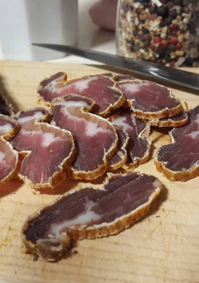 Una foto de Lomo de cerdo curado -casero-