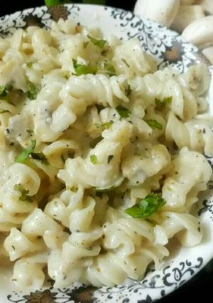 A picture of Mushroom sauce pasta.