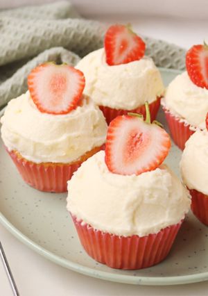 A picture of Victoria Sandwich Cupcakes.