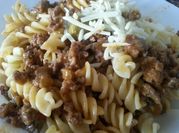 Una foto de fusilli con carne picada