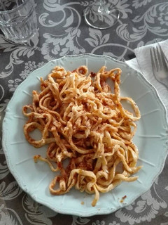 Una foto de Pesto Rosso con pasta casera