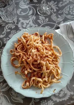 Una foto de Pesto Rosso con pasta casera