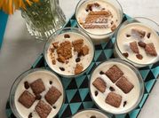 Una foto de postres de leche merengada