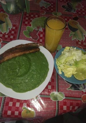 Una foto de Puré de espinaca con pescado frito
