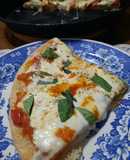 Pizza Margarita con albahaca, tomate y mozzarella