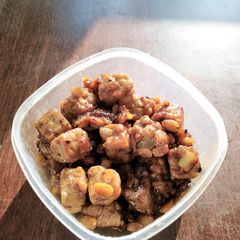 A picture of Tempeh with sweet soy sauce.