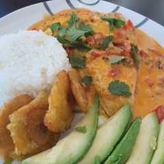 Una foto de Dorada con salsa de coco (estilo latinoamericano)