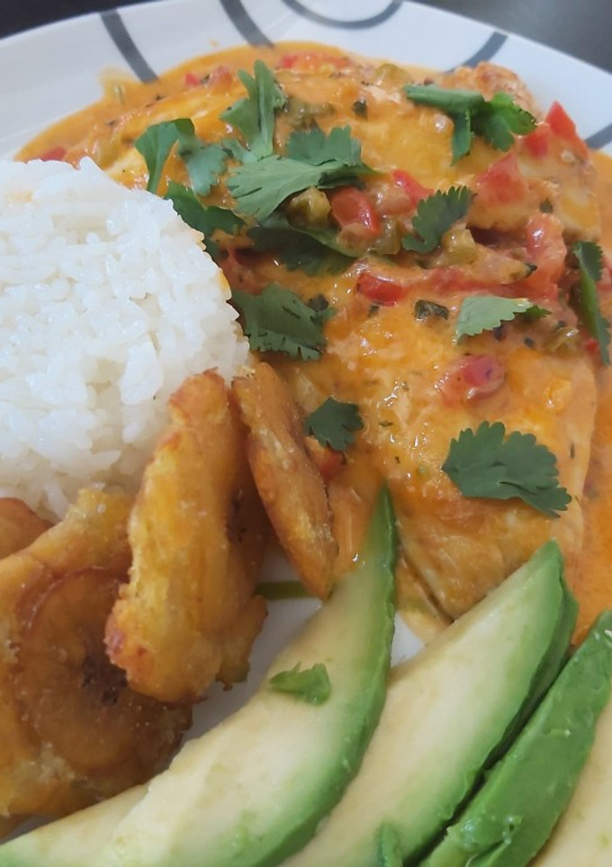 Una foto de Dorada con salsa de coco (estilo latinoamericano)