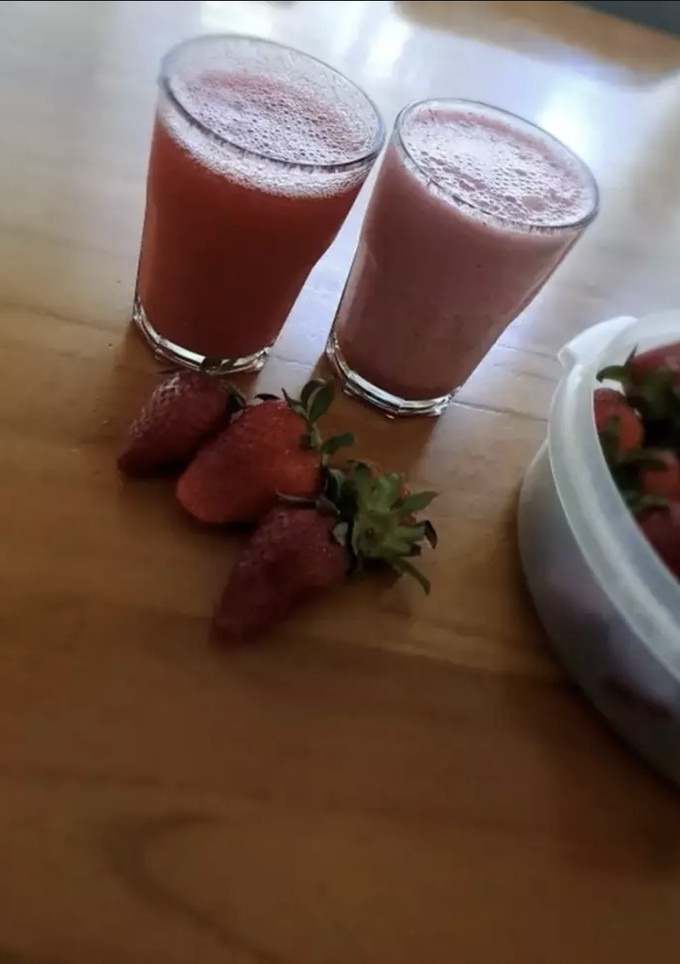 Una foto de Licuado de frutilla y banana🍌
