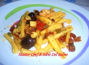 Foto di Casarecce con Salmone, Pomodori Secchi Sott'Olio, Capperi e Olive Nere