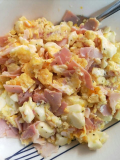 Una foto de Huevo revuelto con jamón inglés y queso