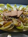 Ensalada tibia de endibias con manzana asada, galletas de canela y queso azul