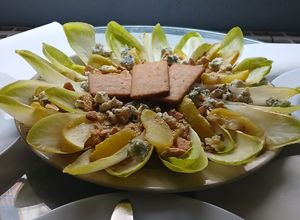 Una foto de Ensalada tibia de endibias con manzana asada, galletas de canela y queso azul