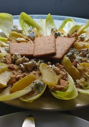 Foto principal de Ensalada tibia de endibias con manzana asada, galletas de canela y queso azul
